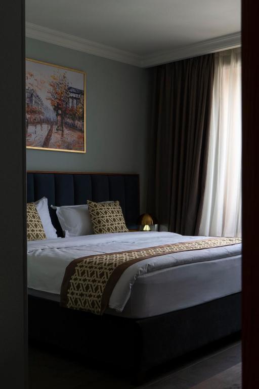 Postel nebo postele na pokoji v ubytování Grand Opera Hotel