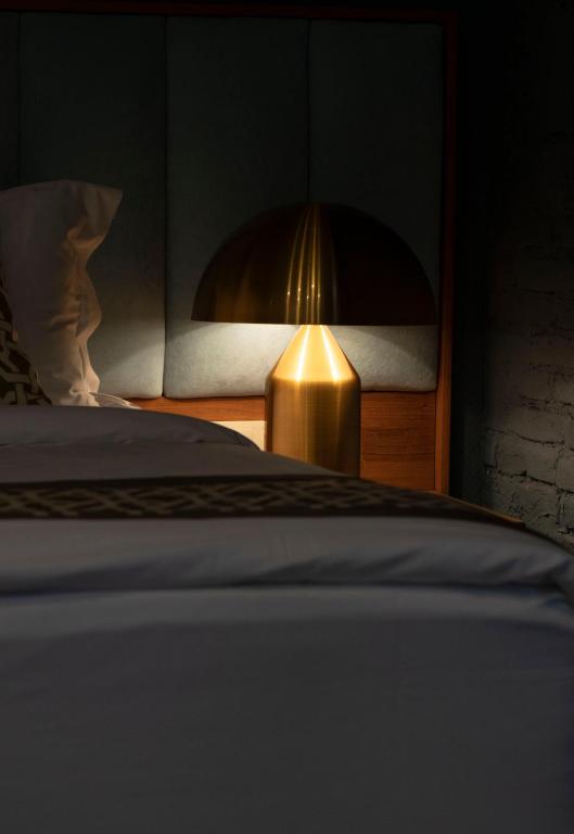 Postel nebo postele na pokoji v ubytování Grand Opera Hotel