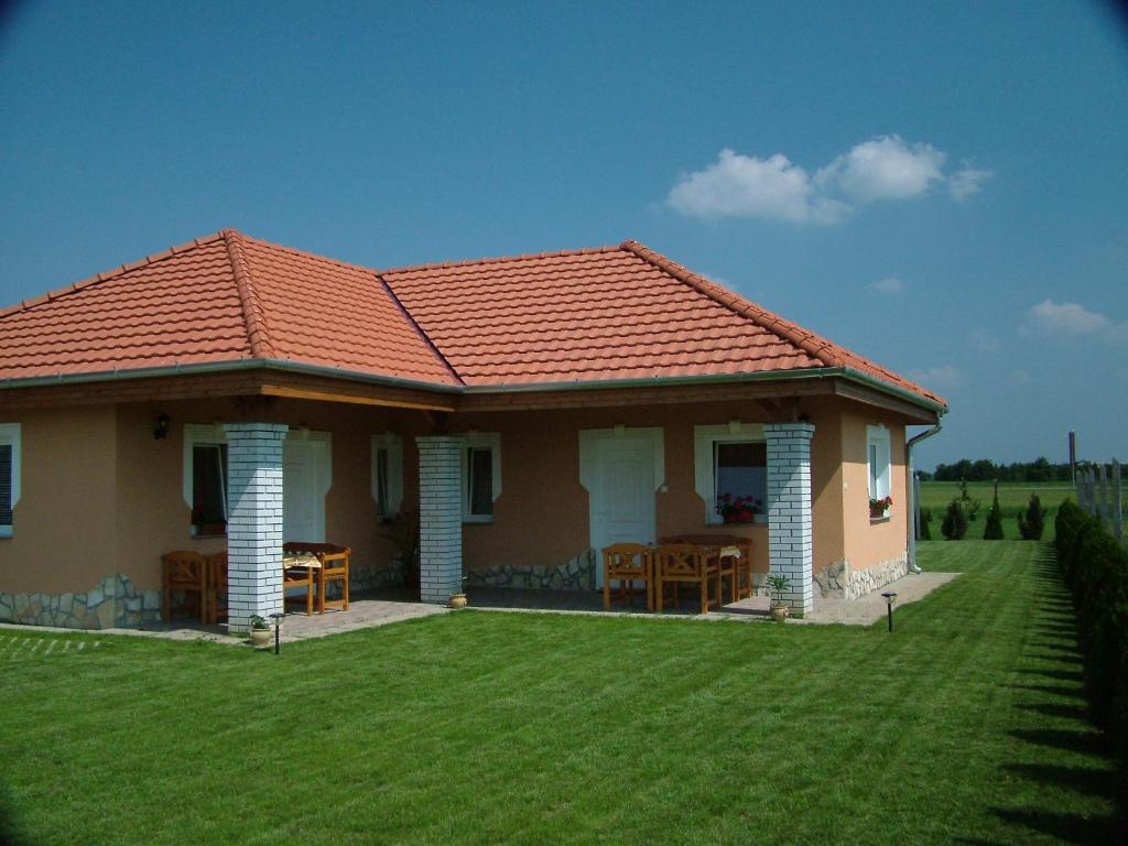 una casa con techo rojo y patio en Horváthapartman, en Bük