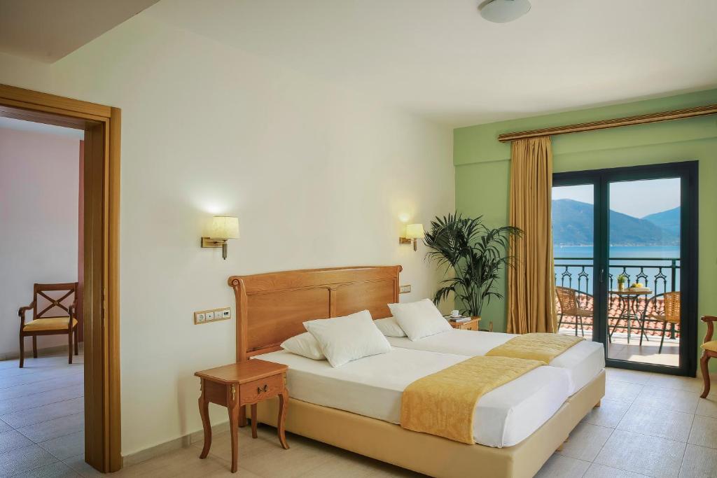 Postel nebo postele na pokoji v ubytování Kefalonia Bay Palace