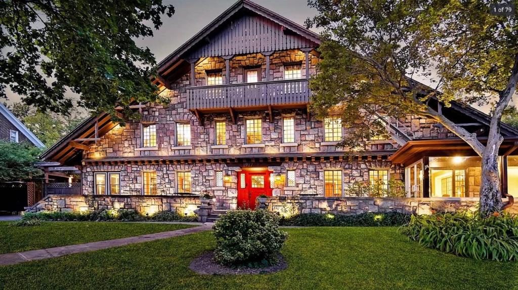 Casa de madera grande con puerta roja en Stone Chalet Bed & Breakfast Inn en Ann Arbor