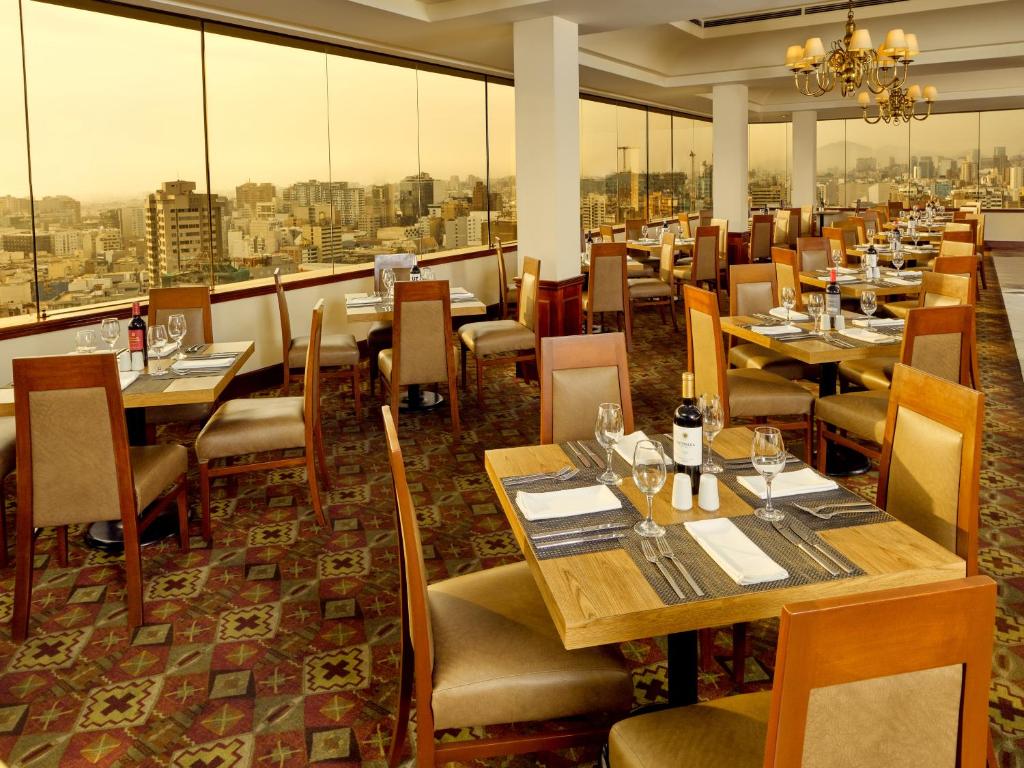 Restaurace v ubytování Hotel Estelar Miraflores