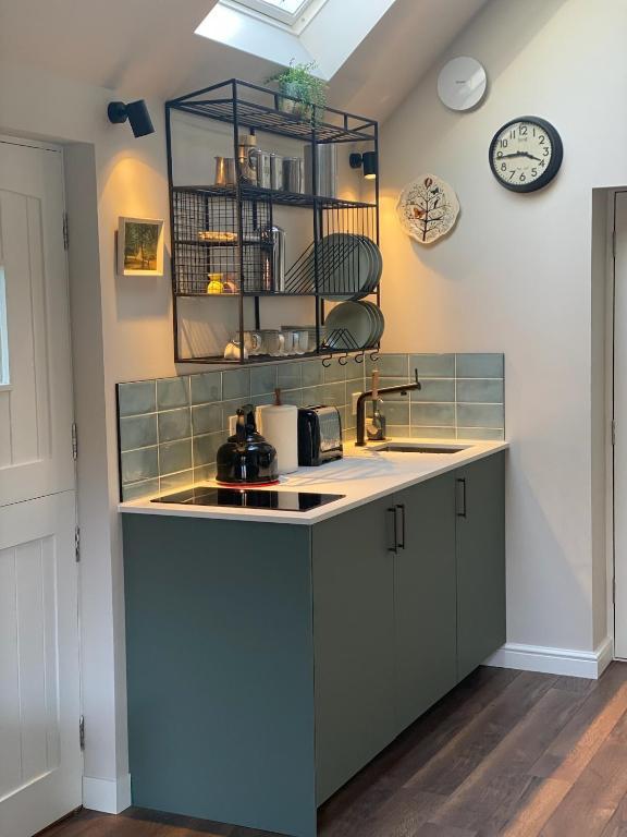 Cucina o angolo cottura di Pear Tree Cabin