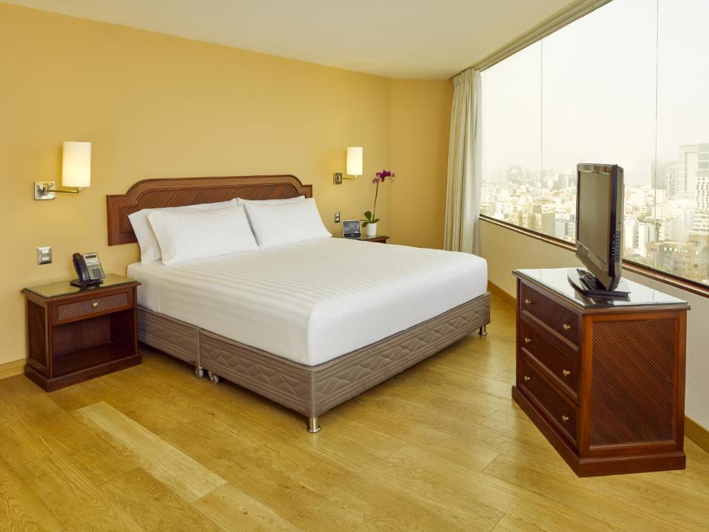 Postel nebo postele na pokoji v ubytování Hotel Estelar Miraflores