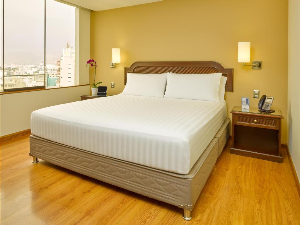 Postel nebo postele na pokoji v ubytování Hotel Estelar Miraflores