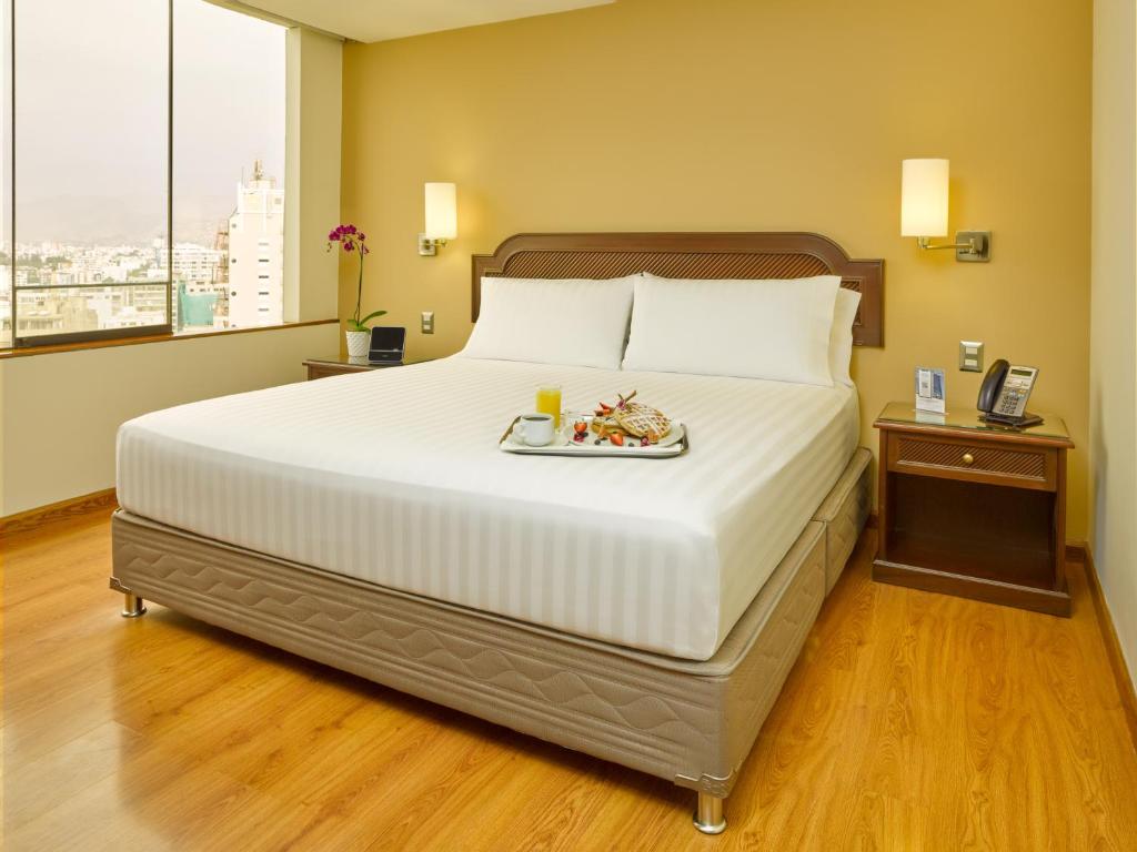 Postel nebo postele na pokoji v ubytování Hotel Estelar Miraflores
