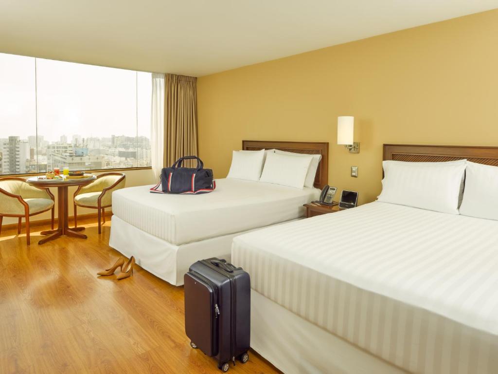 Postel nebo postele na pokoji v ubytování Hotel Estelar Miraflores