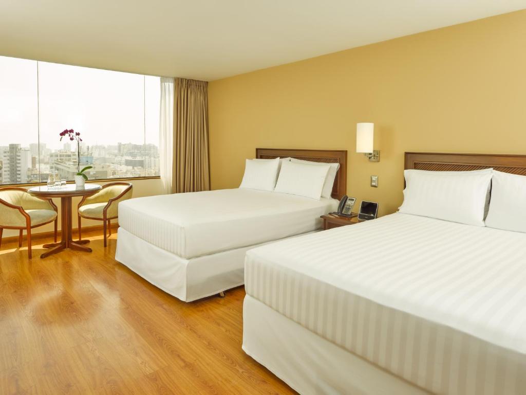 Postel nebo postele na pokoji v ubytování Hotel Estelar Miraflores