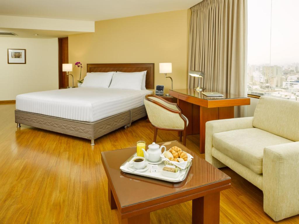 Postel nebo postele na pokoji v ubytování Hotel Estelar Miraflores
