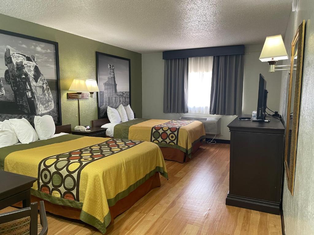 Postel nebo postele na pokoji v ubytování Super 8 by Wyndham Amarillo Central TX