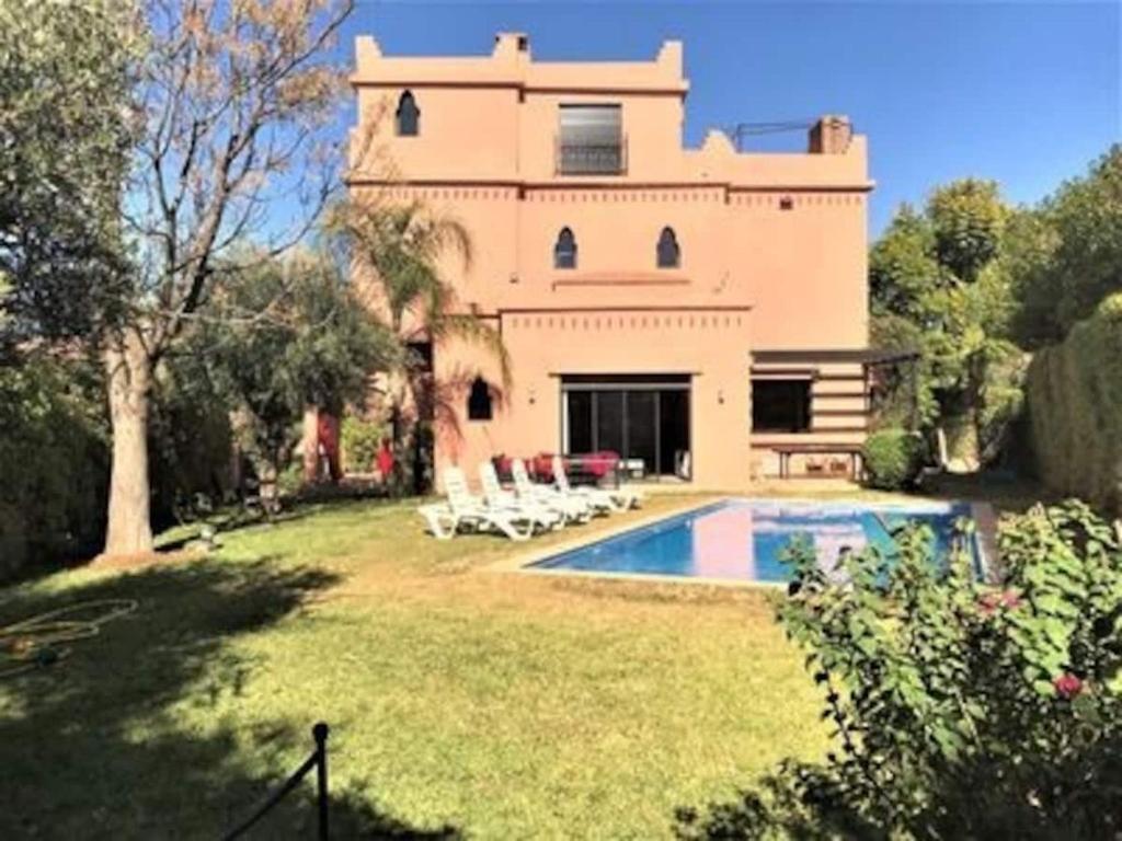 una casa con piscina en el patio en VILLA Garden, en Marrakech