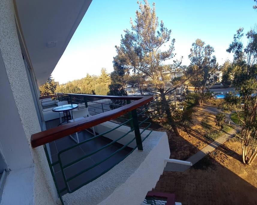 een balkon van een gebouw met een tafel erop bij Hermoso Dpto entre bosque y piscina. in El Tabo