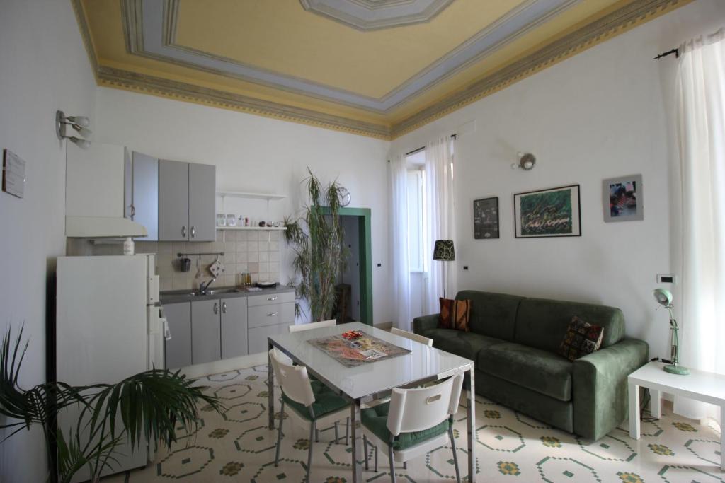 ein Wohnzimmer mit einem Sofa und einem Tisch in der Unterkunft Maddalena House in Spello