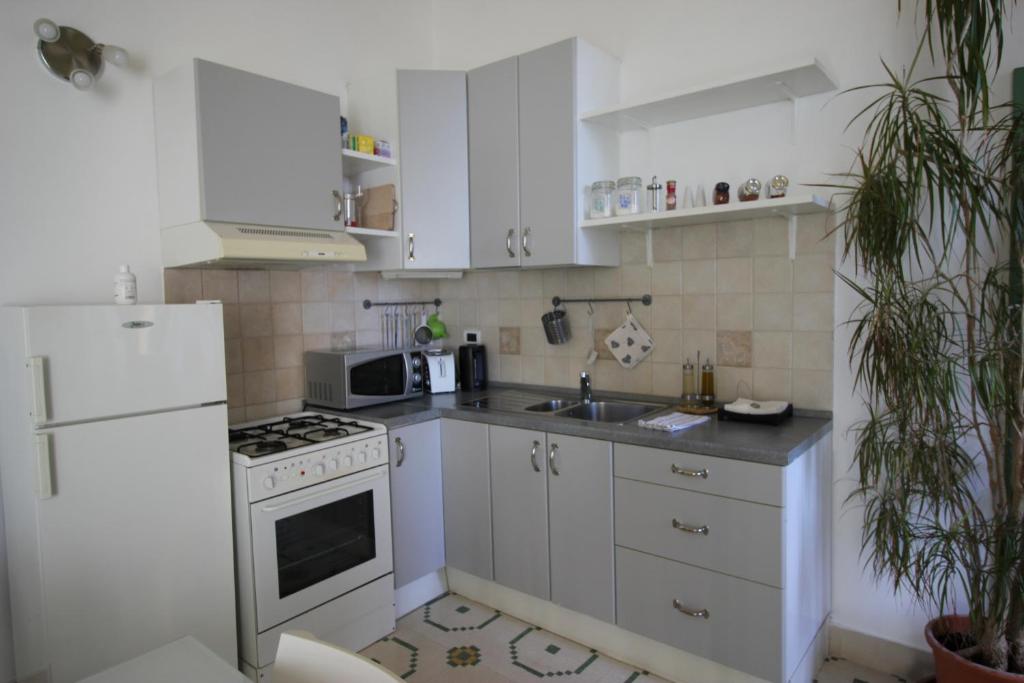 A kitchen or kitchenette at Maddalena House