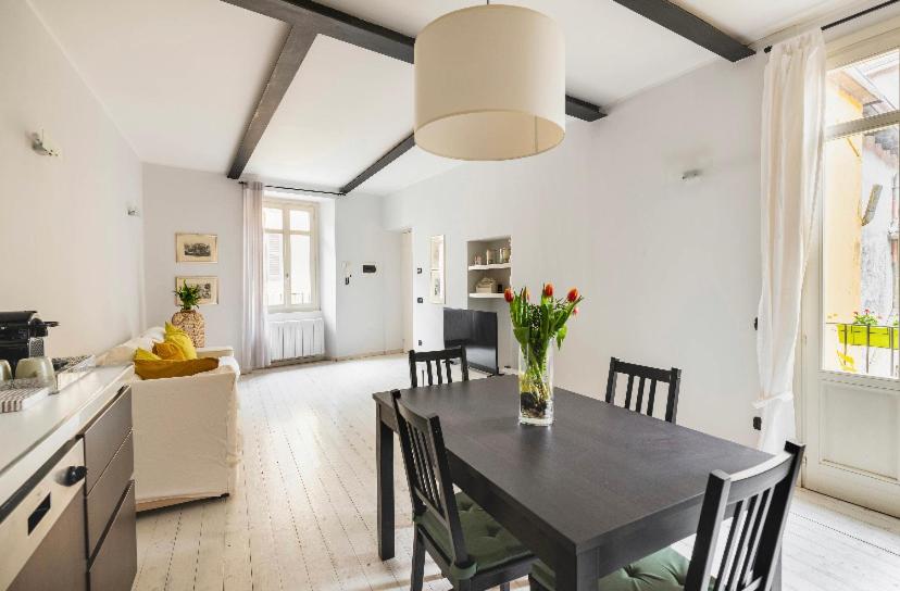 een keuken en eetkamer met een zwarte tafel en stoelen bij Casa la Breva in Lecco