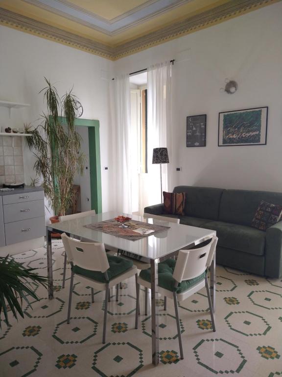 A kitchen or kitchenette at Maddalena House