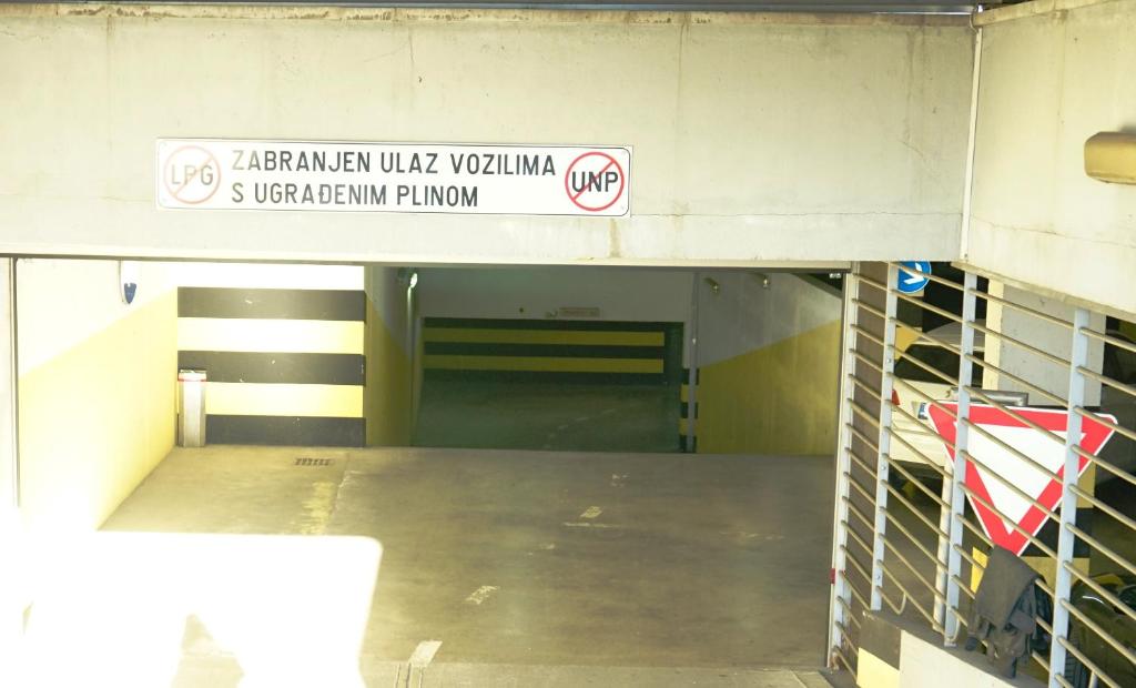 Certifikát, ocenenie alebo iný dokument vystavený v ubytovaní Bura2 , with private parking in the garage