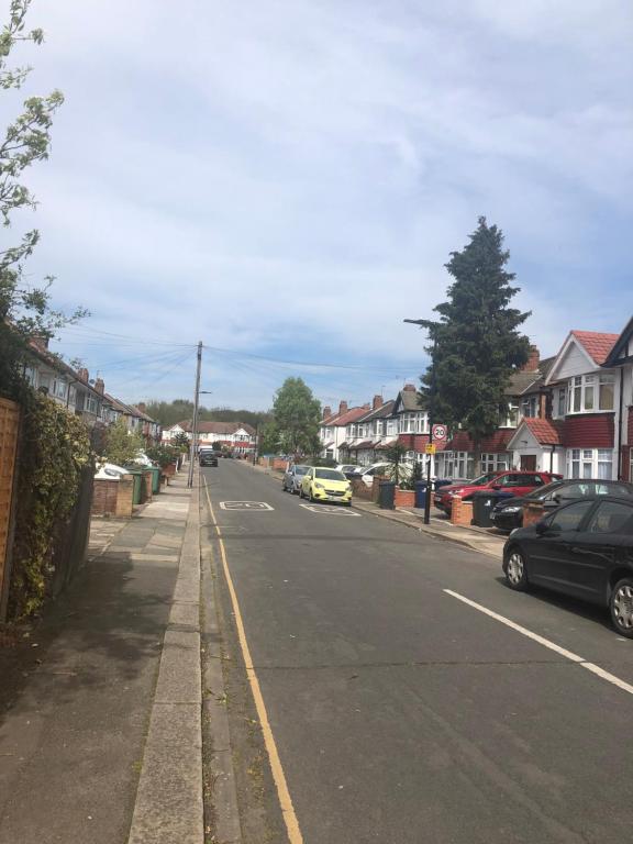 Well located, Nice three double bedroom house in West London