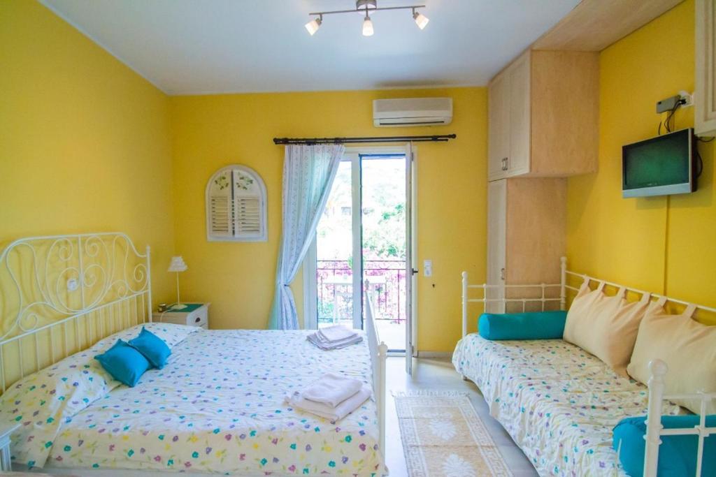 Postel nebo postele na pokoji v ubytování Yiannas Studio