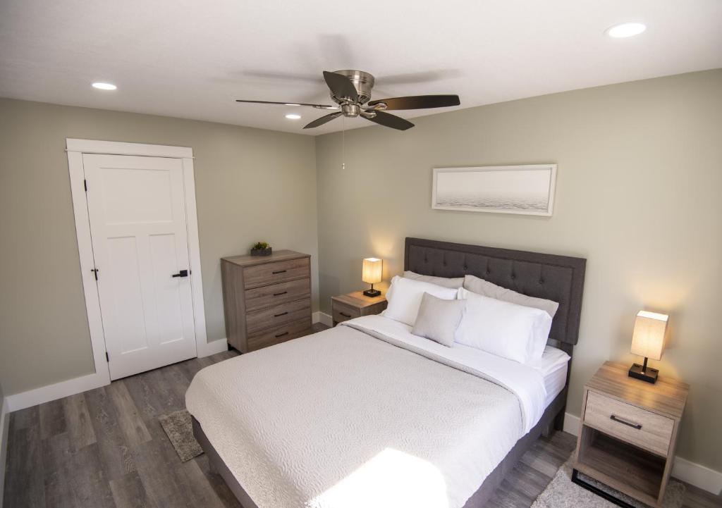 - une chambre avec un lit et un ventilateur de plafond dans l'établissement The Overlook at Burdett Falls, à Burdett