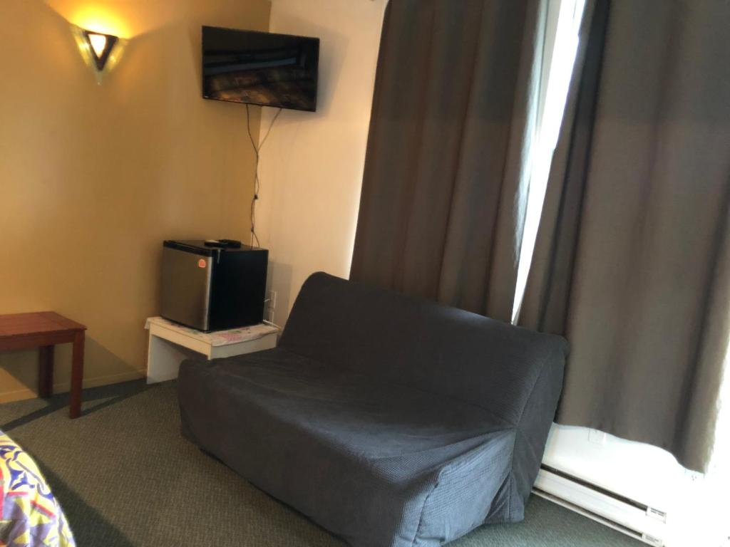 TV a/nebo společenská místnost v ubytování Motel Le Voyageur