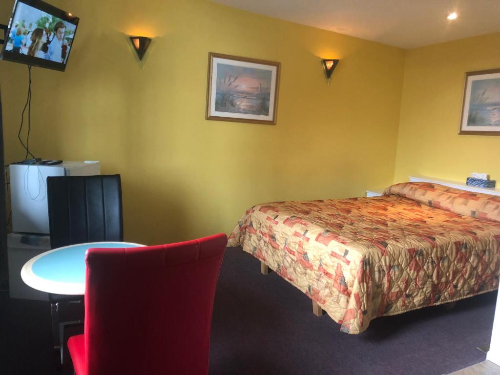 TV a/nebo společenská místnost v ubytování Motel Le Voyageur
