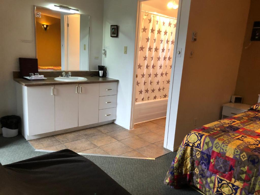 Postel nebo postele na pokoji v ubytování Motel Le Voyageur