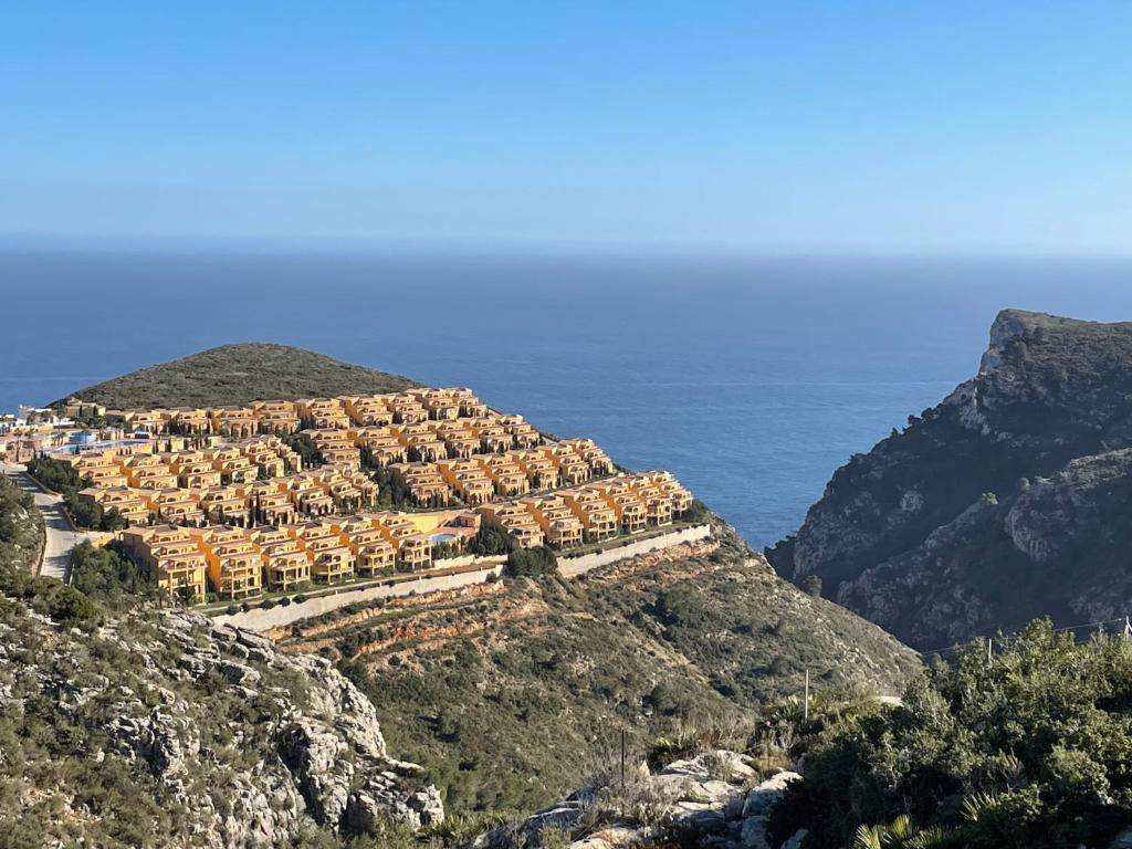 Tranquility, sun, breathtaking views & 7 minutes drive to sea ...