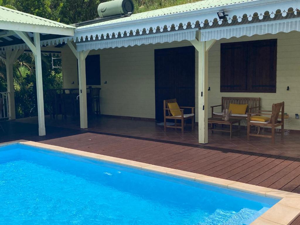 Bazén v ubytování Villa Petitparadis nebo v jeho okolí