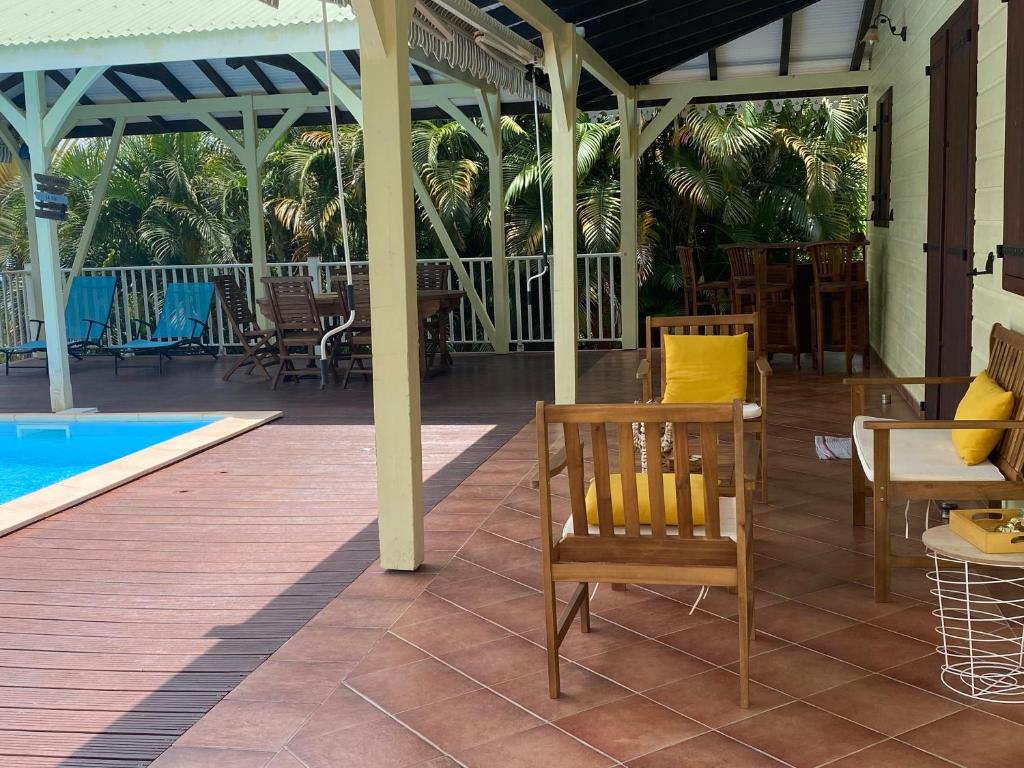 Bazén v ubytování Villa Petitparadis nebo v jeho okolí