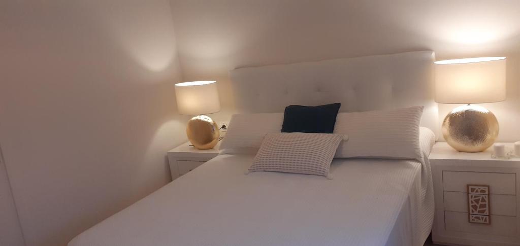 Postel nebo postele na pokoji v ubytování APARTAMENTO- ATICO EN MIJAS COSTA , CON PISCINA.