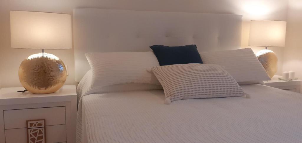 Postel nebo postele na pokoji v ubytování APARTAMENTO- ATICO EN MIJAS COSTA , CON PISCINA.