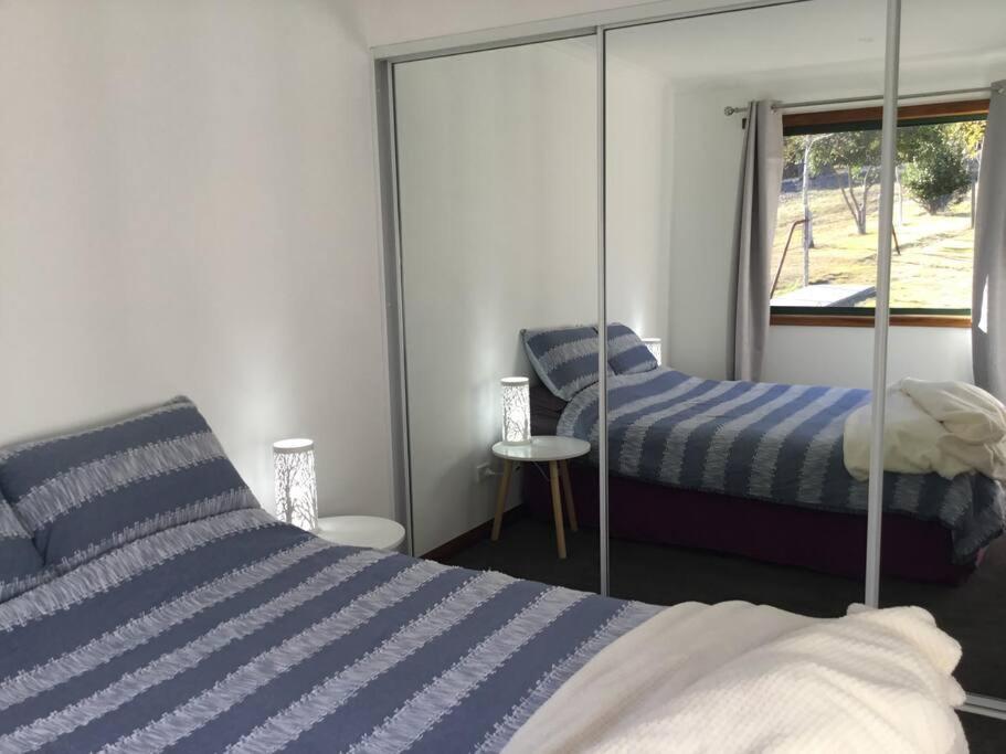 Llit o llits en una habitació de Cabin in the Tasmanian Bush - Tranquility!