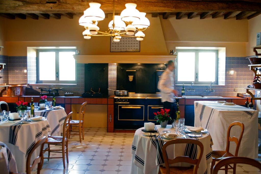 Restaurace v ubytování Le Mas de Peint - Hôtel et Restaurant