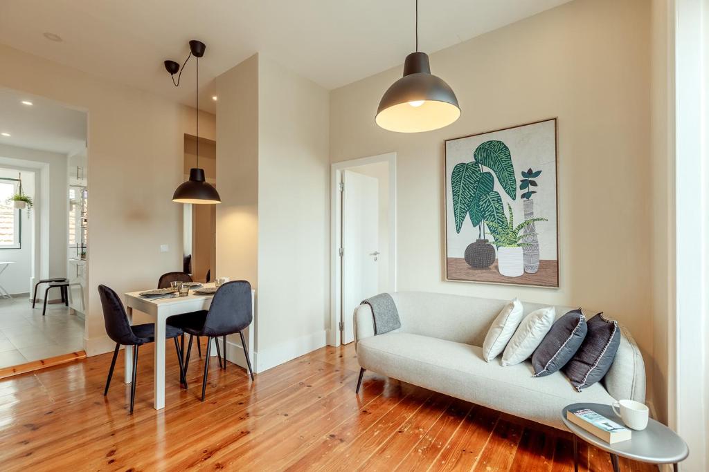 Sunny House - Bright 2 bedroom apartment w/ office
