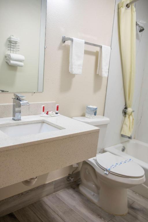 Super 8 by Wyndham Mountain Home - Queen Room - Non-Smoking
