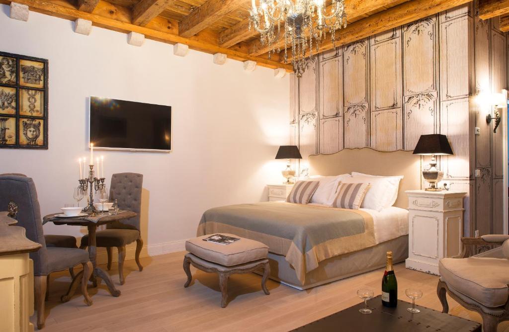 een slaapkamer met een bed en een tafel en stoelen bij St. Joseph's in Dubrovnik