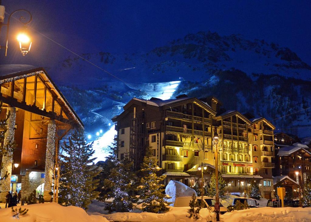 a hotel in the snow at night with a mountain at Hotel Tsanteleina in Val dʼIsère