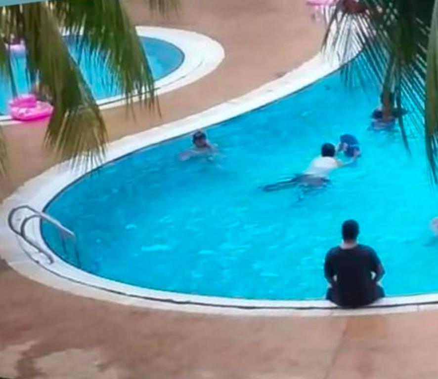 eine Gruppe von Personen in einem Schwimmbad in der Unterkunft Aiman Homestay Port Dickson in Port Dickson