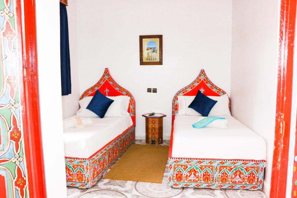 سرير أو أسرّة في غرفة في Hotel Chefchaouen
