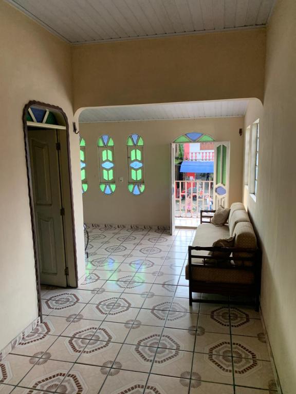 ブラガンサにあるPousada da Vovóのリビングルーム(ソファ、ステンドグラスの窓付)