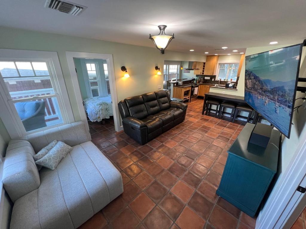 ein Wohnzimmer mit einem Sofa und einem Tisch in der Unterkunft Catalina Three Bedroom Home With Hot Tub And Golf Cart in Avalon