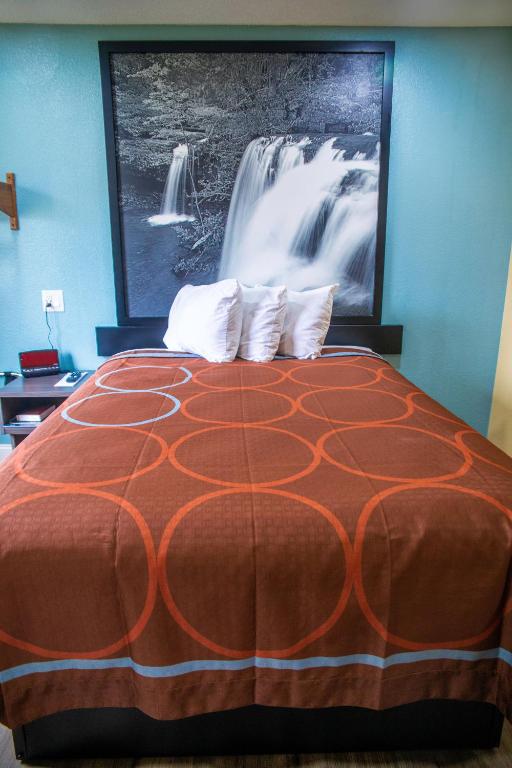 Super 8 by Wyndham Mountain Home - Queen Room - Disability Access/Non-Smoking
