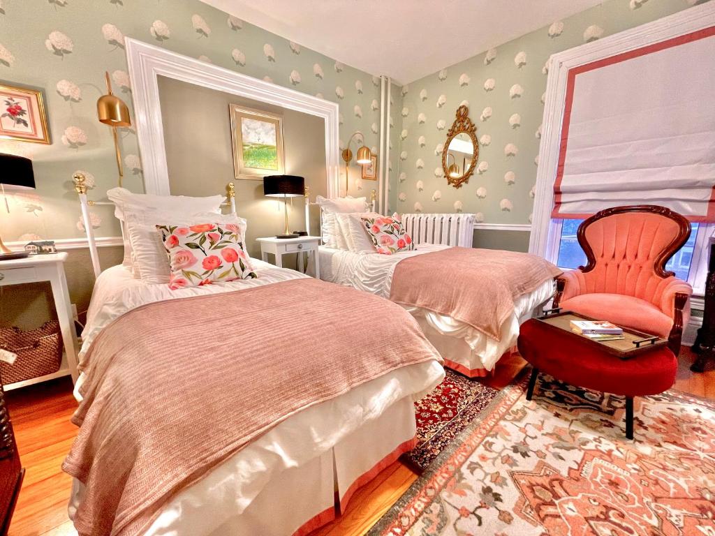 Letto o letti in una camera di Charlotte's Rose Inn