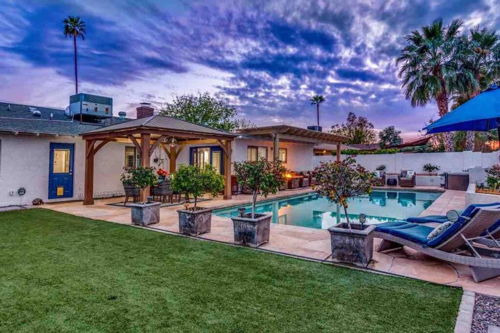 un cortile con piscina e una casa di Relaxing Old Town Scottsdale desert oasis awaits a Scottsdale