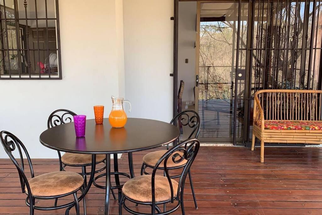 - une table et des chaises avec du jus d'orange dans l'établissement Casa Jacinto, à San Juanillo