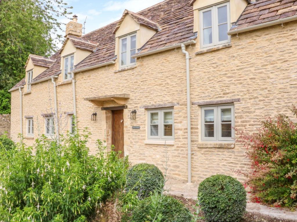 a brick house with a brown roof at Easter Cottage in Burford