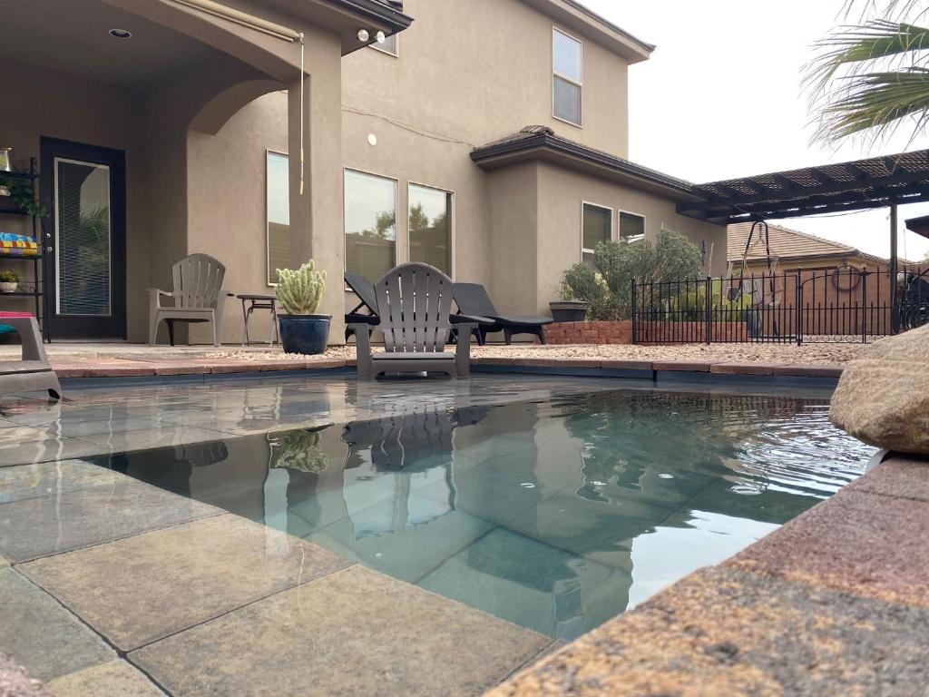 Πισίνα στο ή κοντά στο Tiny RV Stone pool Inn, Pets stay free, Zion National Park, your private Oasis!