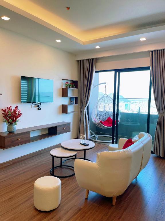 TV a/nebo společenská místnost v ubytování FLC Sea Tower Quy Nhơn - VIP HOUSE