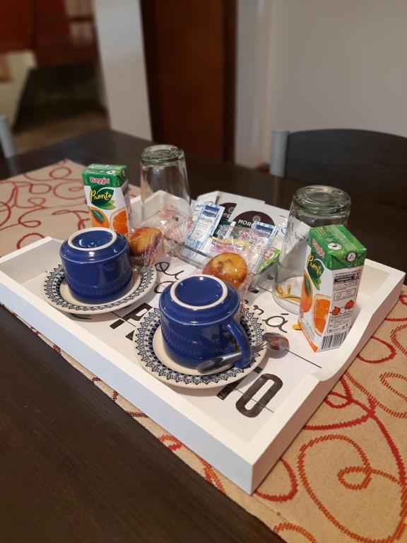 - un plateau avec deux assiettes de nourriture sur une table dans l'établissement Hospedaje Naim, à Ushuaia